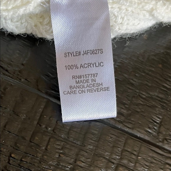 V-Neck White Sweater - Picture 3 of 8